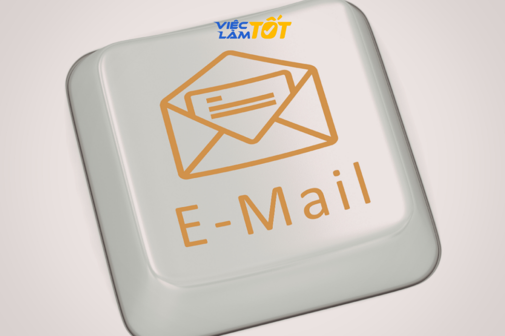 Nhân viên văn phòng đang kiểm tra lại email trước khi gửi