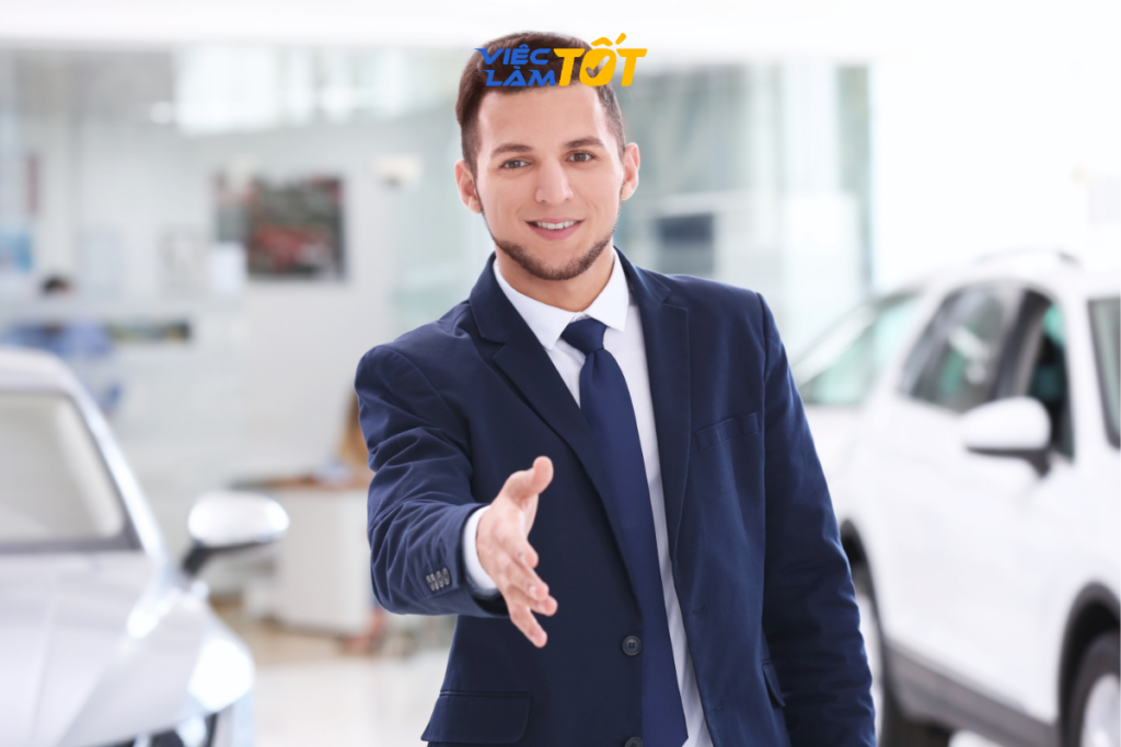 Nhân viên sale đang tập trung phân tích biểu đồ doanh thu