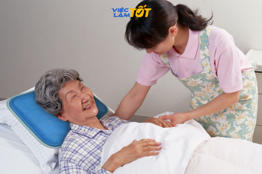 Chăm sóc người già là một phần của nghề giúp việc