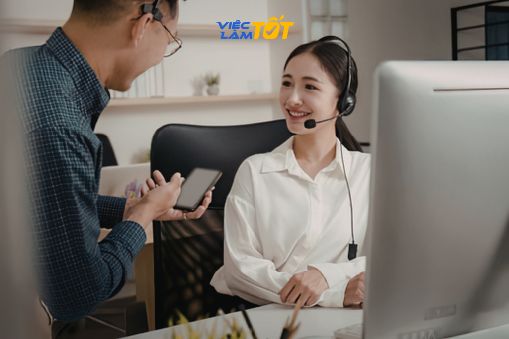 Nhân viên CSKH vui vẻ hỗ trợ đồng nghiệp