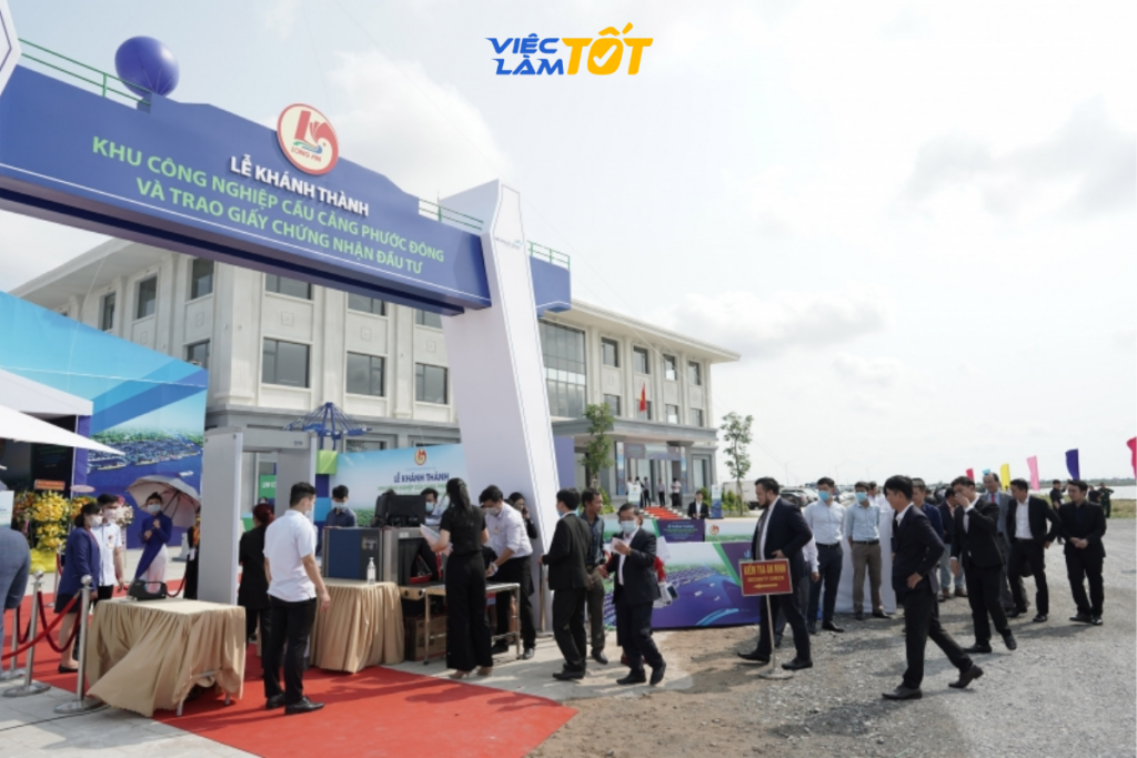 Người lao động nộp hồ sơ phỏng vấn trực tiếp