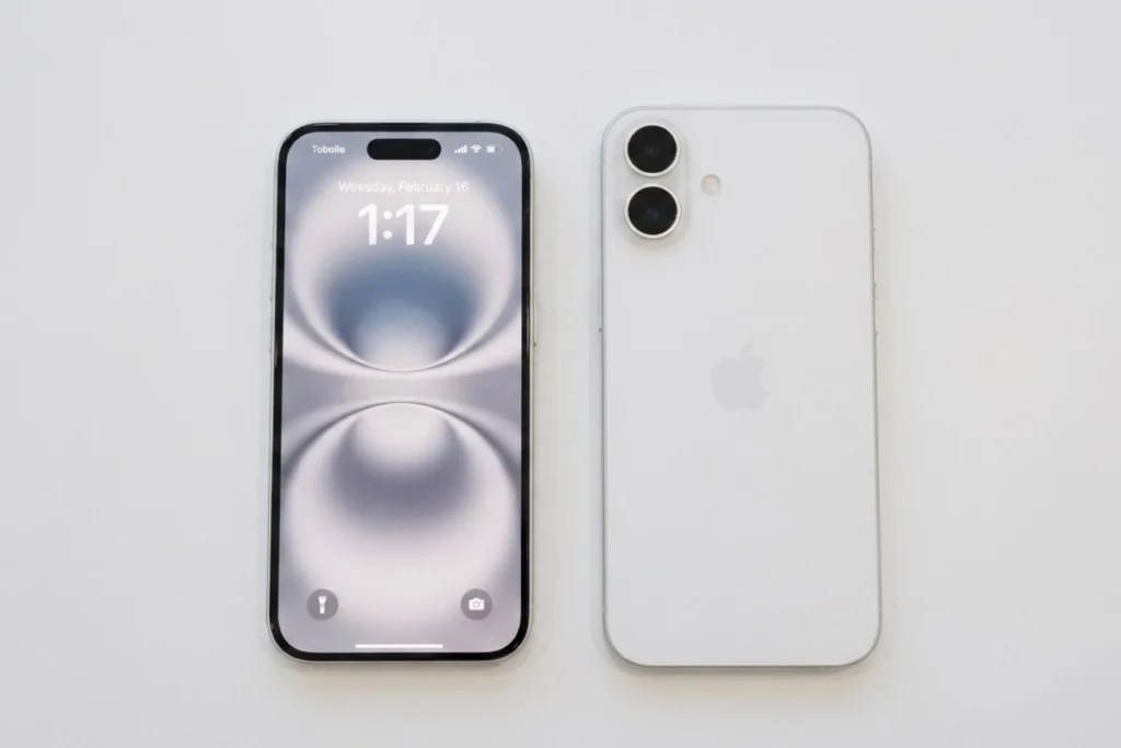 iPhone 16 màu trắng có khả năng che giấu dấu vân tay cực tốt giúp chiếc máy luôn trông sạch sẽ và mới mẻ sau thời gian dài sử dụng