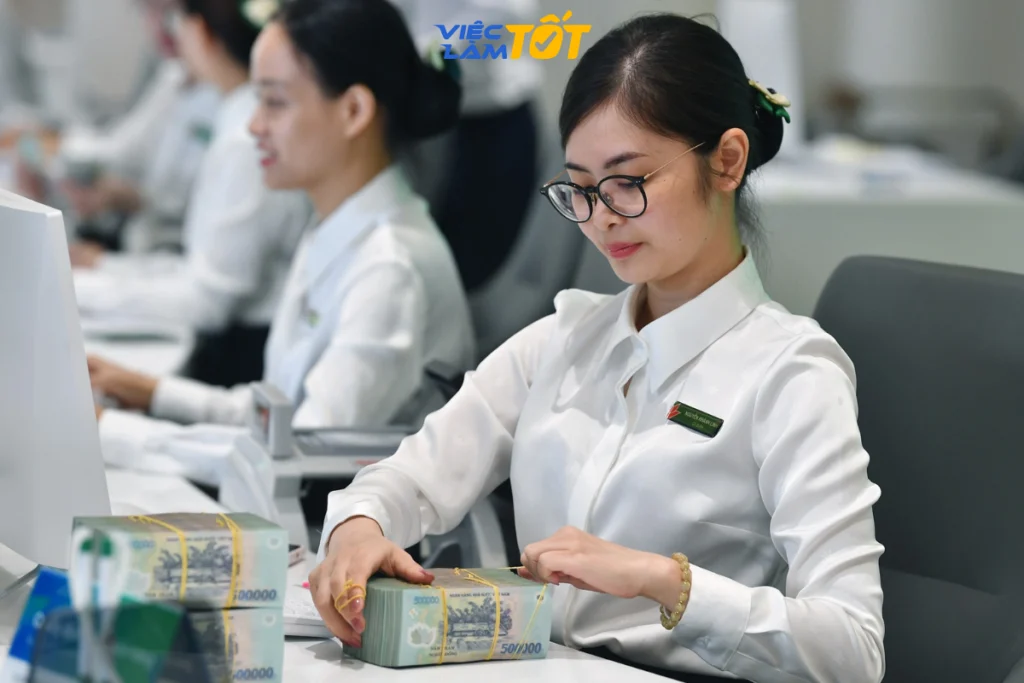Mức lương nhân viên ngân hàng luôn có sức hút lớn với người lao động