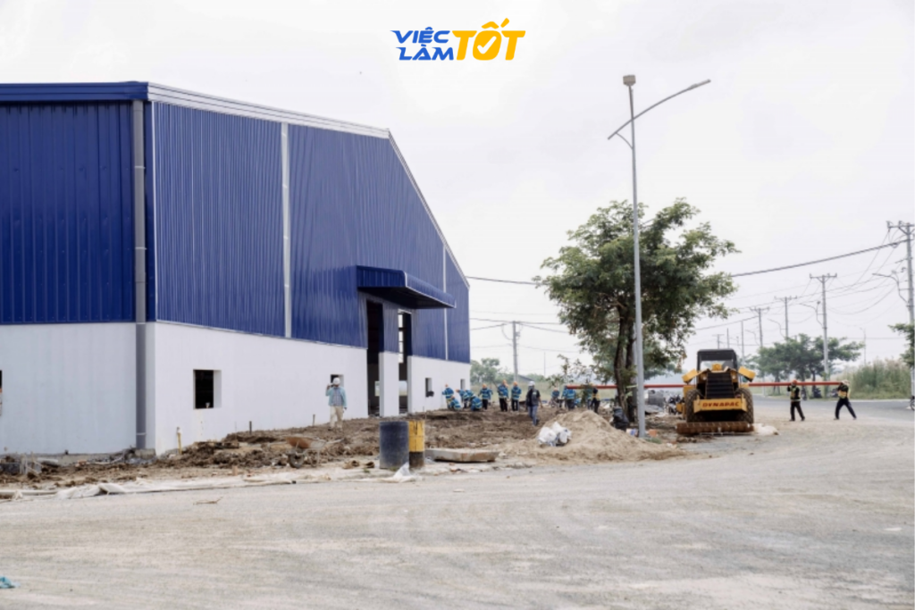 Người lao động đang làm việc tại dây chuyền sản xuất hiện đại