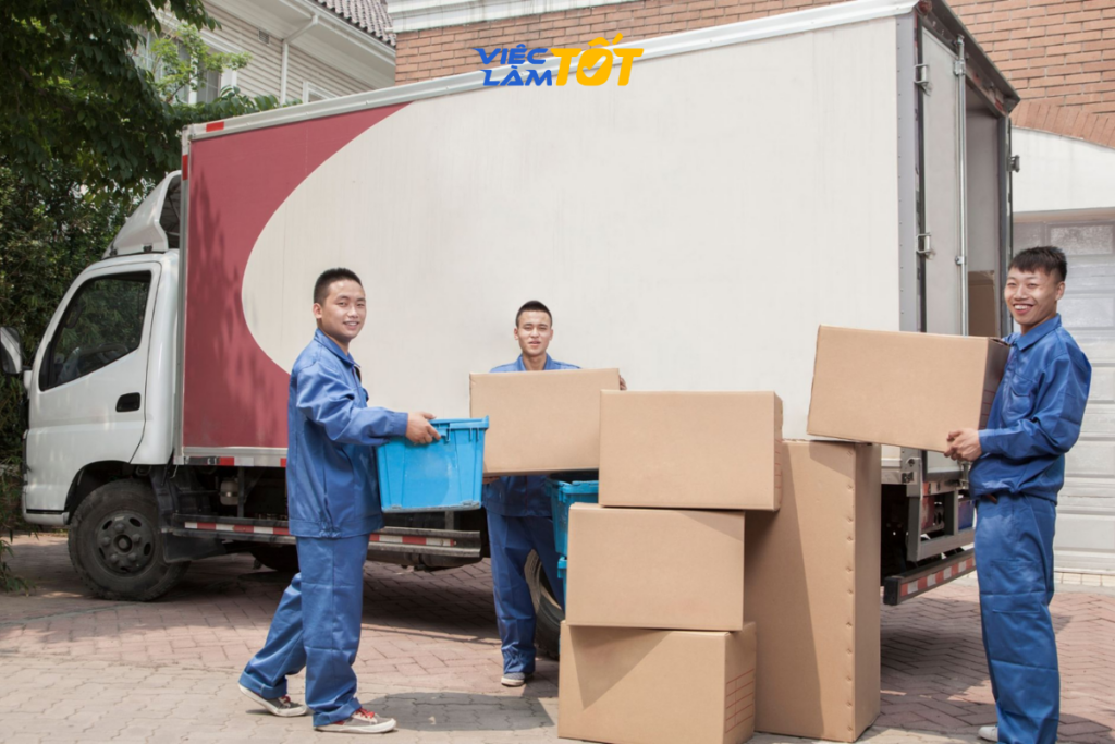 Nhân viên sử dụng xe nâng tay di chuyển kiện hàng