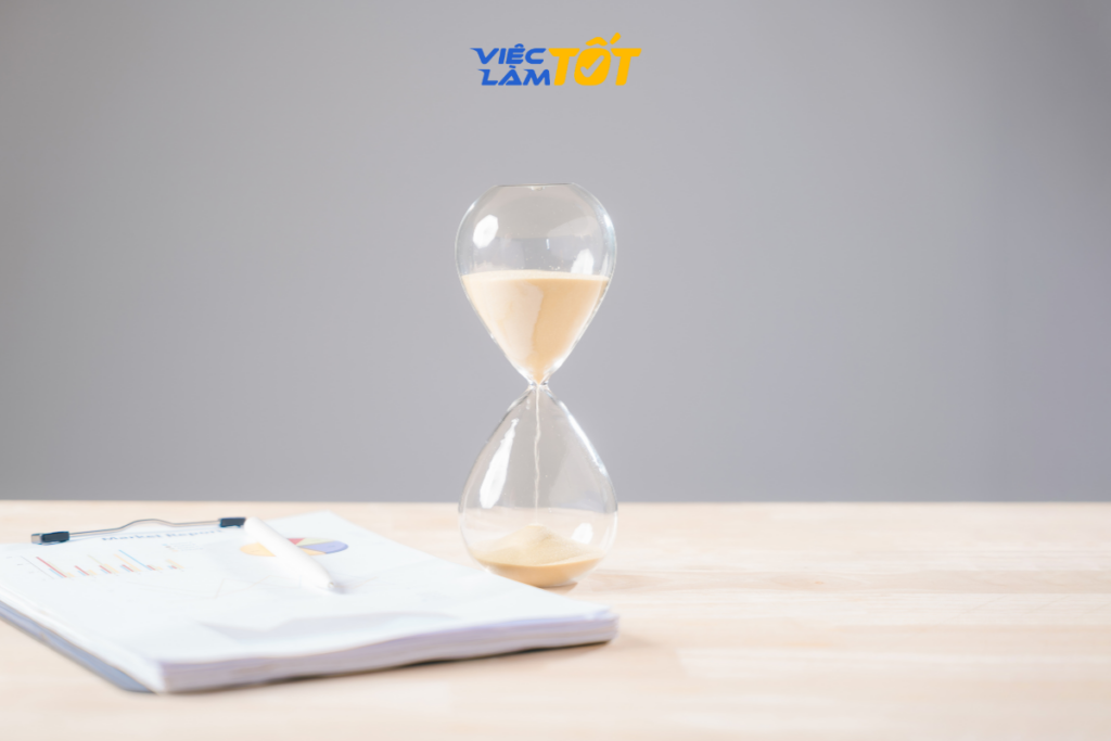 Bảng tóm tắt quy định giờ làm việc - 8 giờ/ngày, 48 giờ/tuần được thể hiện dạng infographic đơn giản