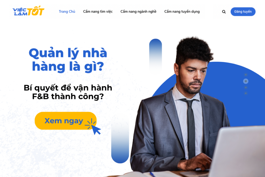 Quản lý nhà hàng là gì? Bí quyết để vận hành F&B thành công? Quản lý nhà hàng chuyên nghiệp đang điều phối nhân sự trong giờ cao điểm