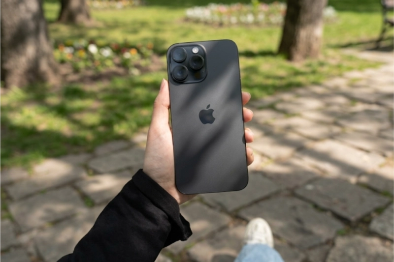 iPhone 16 Pro màu Titan đen