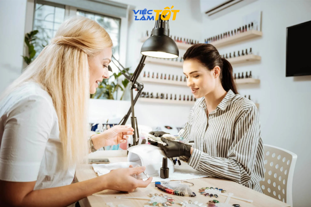 Khả năng giao tiếp khéo léo và thấu hiểu tâm lý giúp thợ làm móng giữ chân lượng lớn khách hàng trung thành