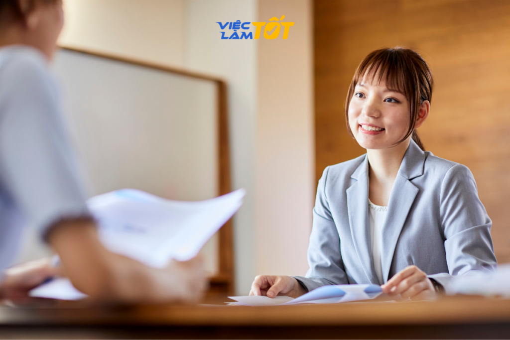Kế toán đang kiểm tra bảng cân đối kế toán