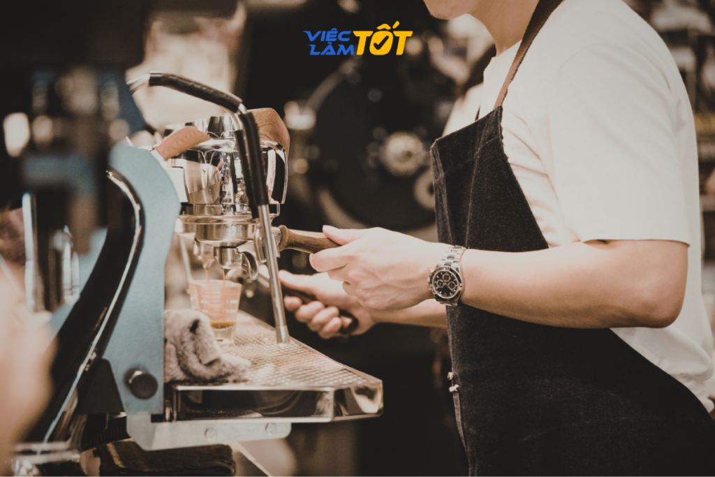 Barista đang tập trung cao độ trong giờ cao điểm của quán