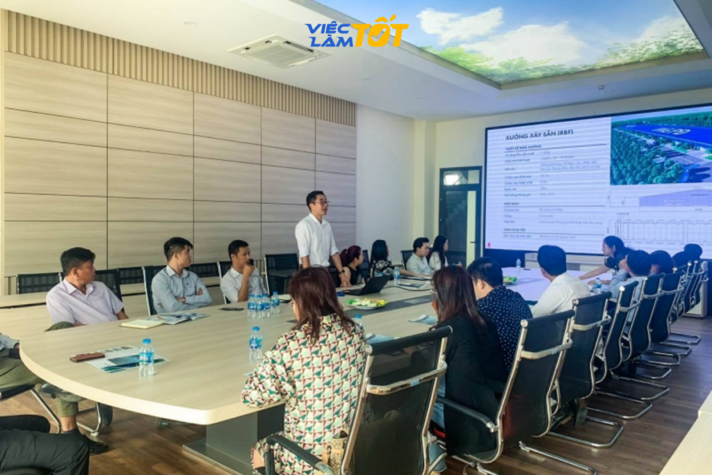 Công nhân đang làm việc trong nhà xưởng thông thoáng