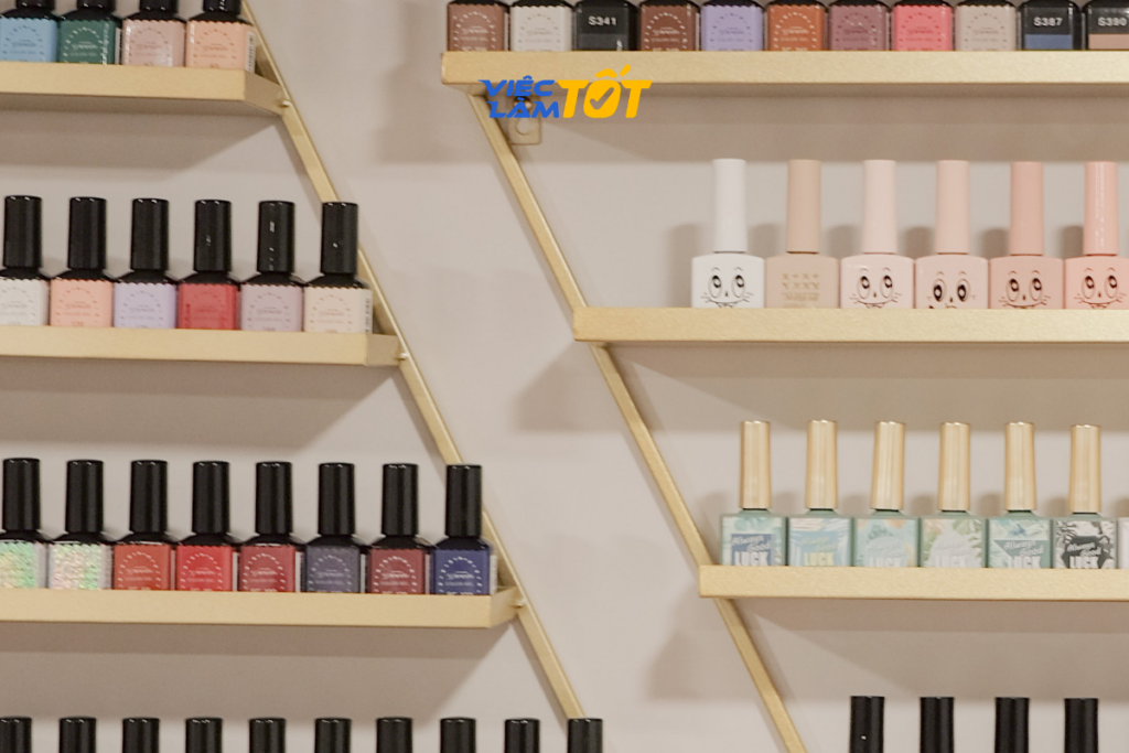 Kỹ năng giao tiếp tốt giúp thợ nail xây dựng mối quan hệ thân thiết với khách hàng