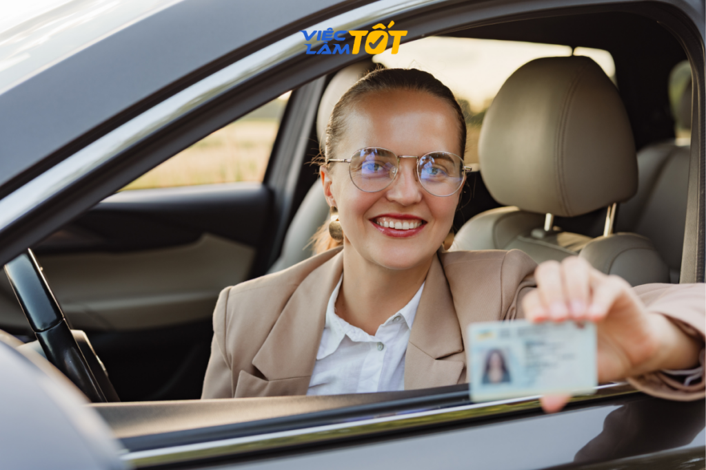 Tài xế đang lái xe tải nhẹ giao hàng