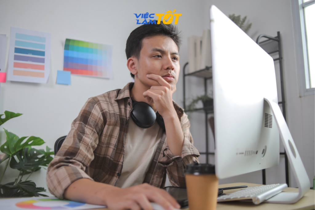 Sinh viên vừa đi học vừa làm dự án tự do trên điện thoại