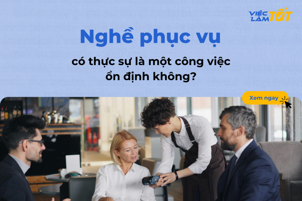 Nhân viên phục vụ đang tươi cười hỗ trợ khách hàng tại một nhà hàng hiện đại