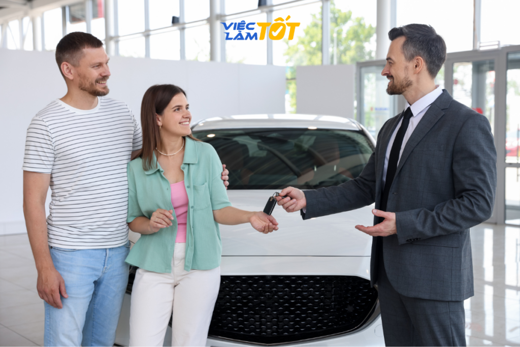 Nhân viên sale đang tươi cười gọi điện tư vấn khách hàng