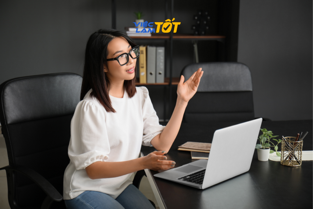Sự kết hợp giữa sơ mi và quần tây luôn là lựa chọn an toàn và chuyên nghiệp cho phái mạnh