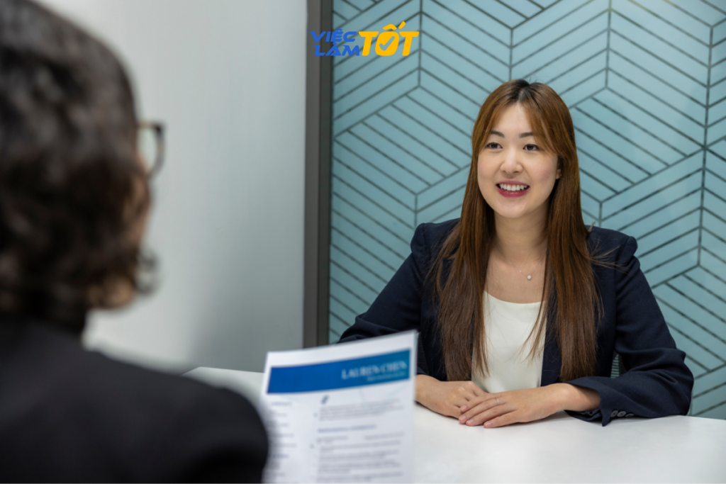 Ứng viên đang tự tay viết CV để gây ấn tượng với nhà tuyển dụng