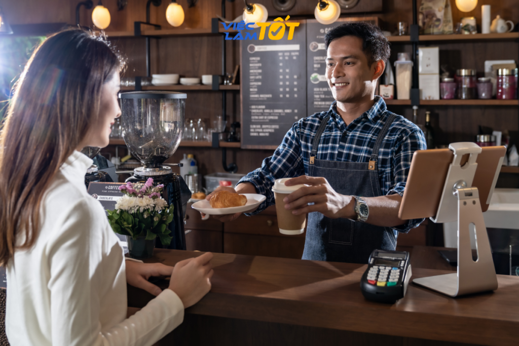 Barista đang niềm nở trò chuyện và tư vấn cho khách hàng