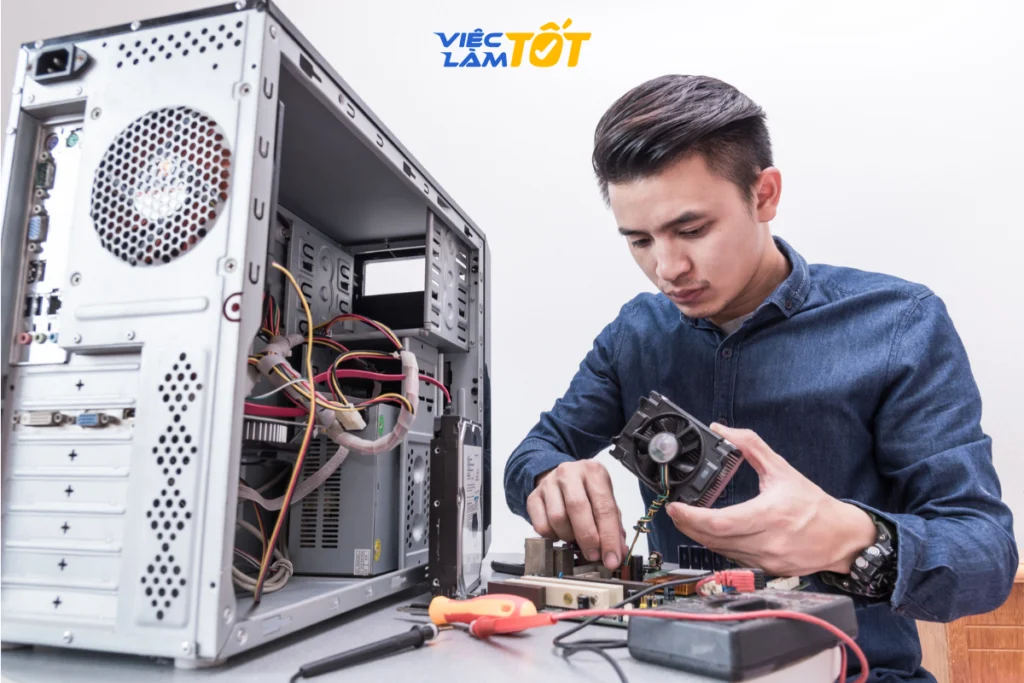 Sự tỉ mỉ và tập trung cao độ là yếu tố bắt buộc đối với một kỹ thuật viên máy tính chuyên nghiệp