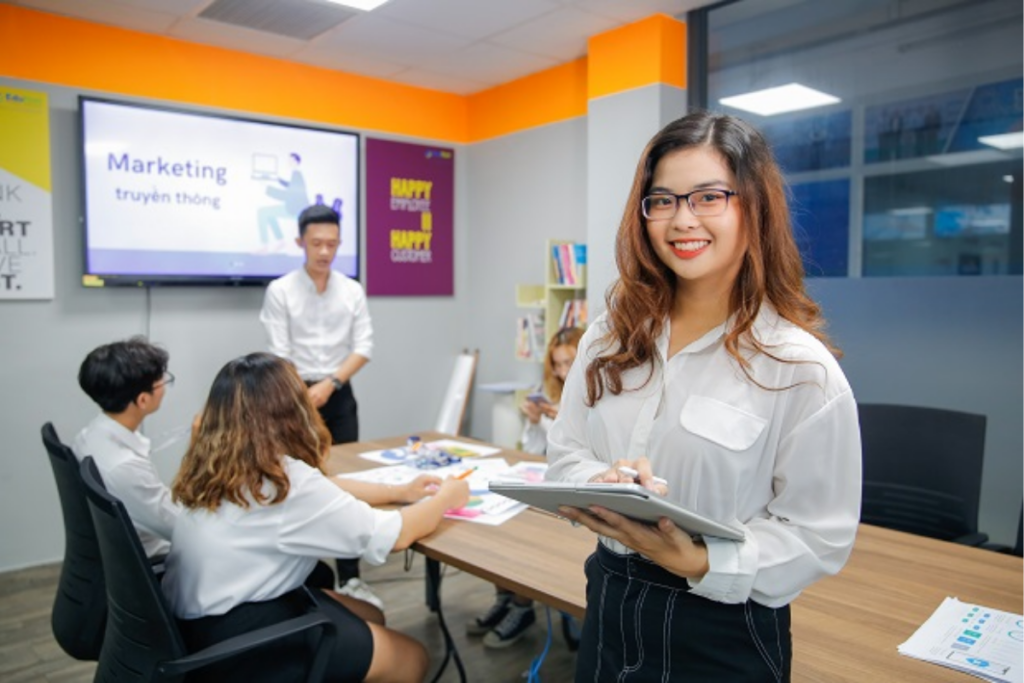 Môi trường agency đòi hỏi sự năng động và khả năng thích nghi cao với nhiều loại hợp đồng marketing làm nghề khác nhau]