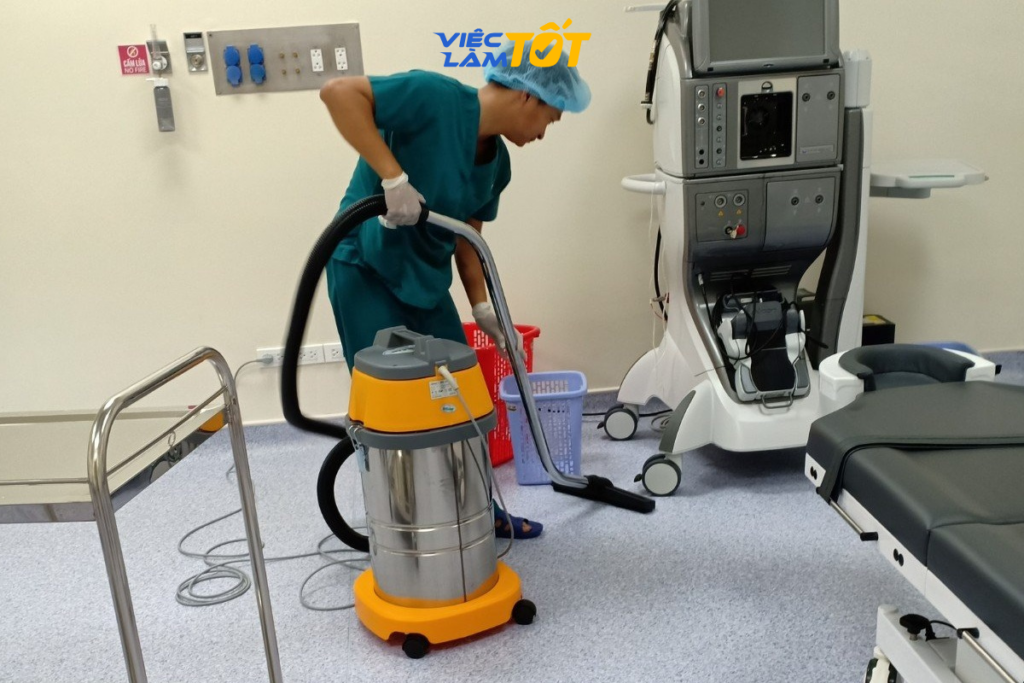 Công việc tạp vụ bệnh viện đòi hỏi quy trình diệt khuẩn khắt khe