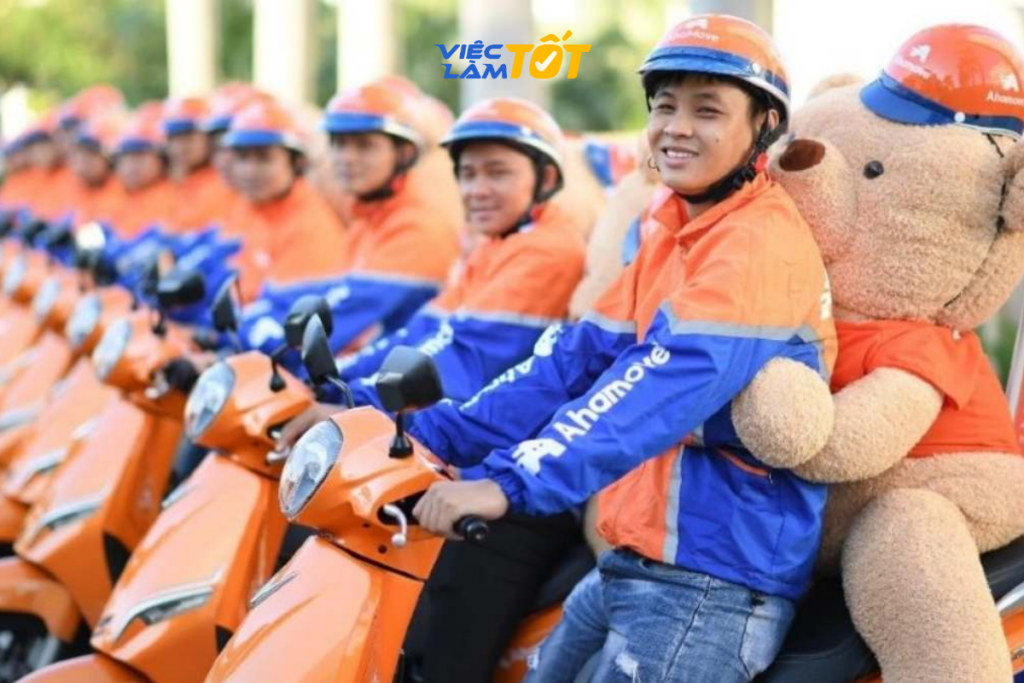 Tài xế Ahamove kiểm tra đơn hàng trên ứng dụng