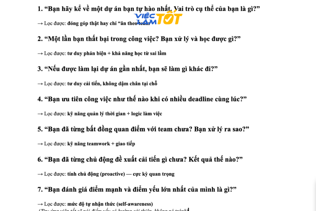 Nhà tuyển dụng ghi chú vào bảng đánh giá năng lực