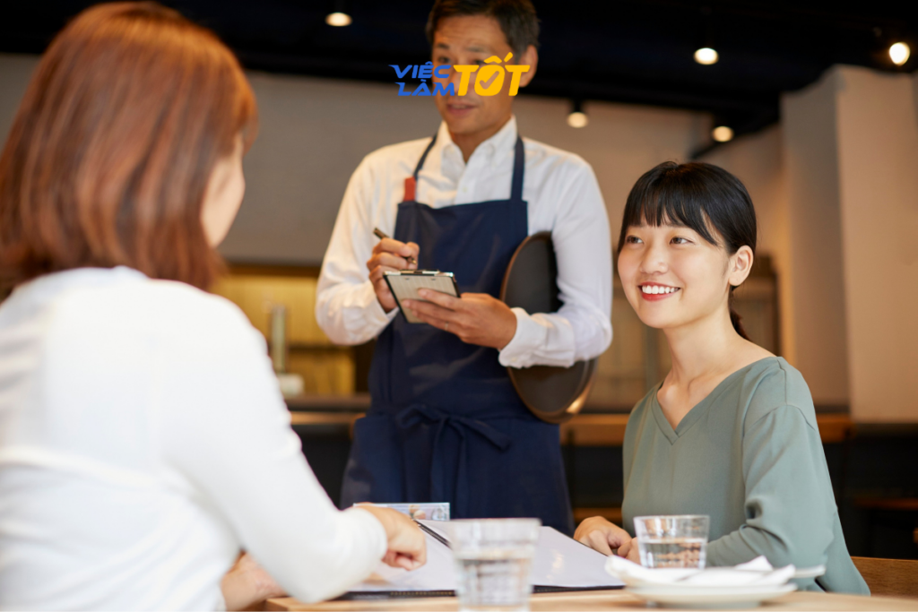 Nhân viên phục vụ là gì? Đây là vị trí "mặt tiền" quan trọng quyết định trải nghiệm của khách hàng