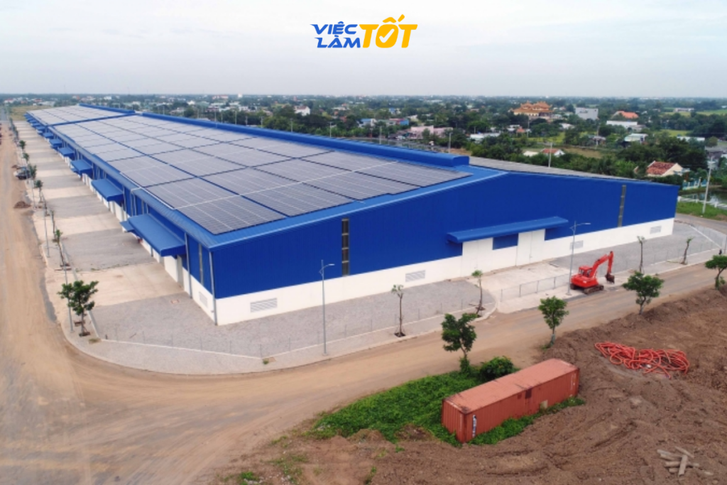 Công nhân đang làm việc trong môi trường sạch sẽ, hiện đại