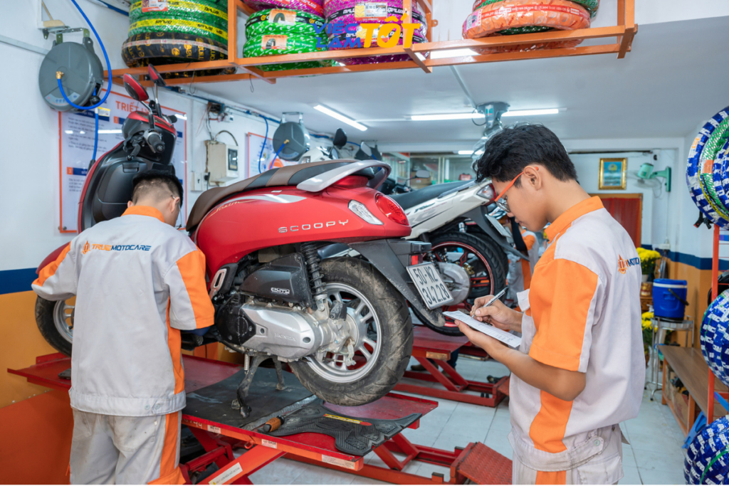 Thợ sửa xe là một nghề đòi hỏi sự tỉ mỉ, kiên nhẫn và đam mê cháy bỏng với máy móc