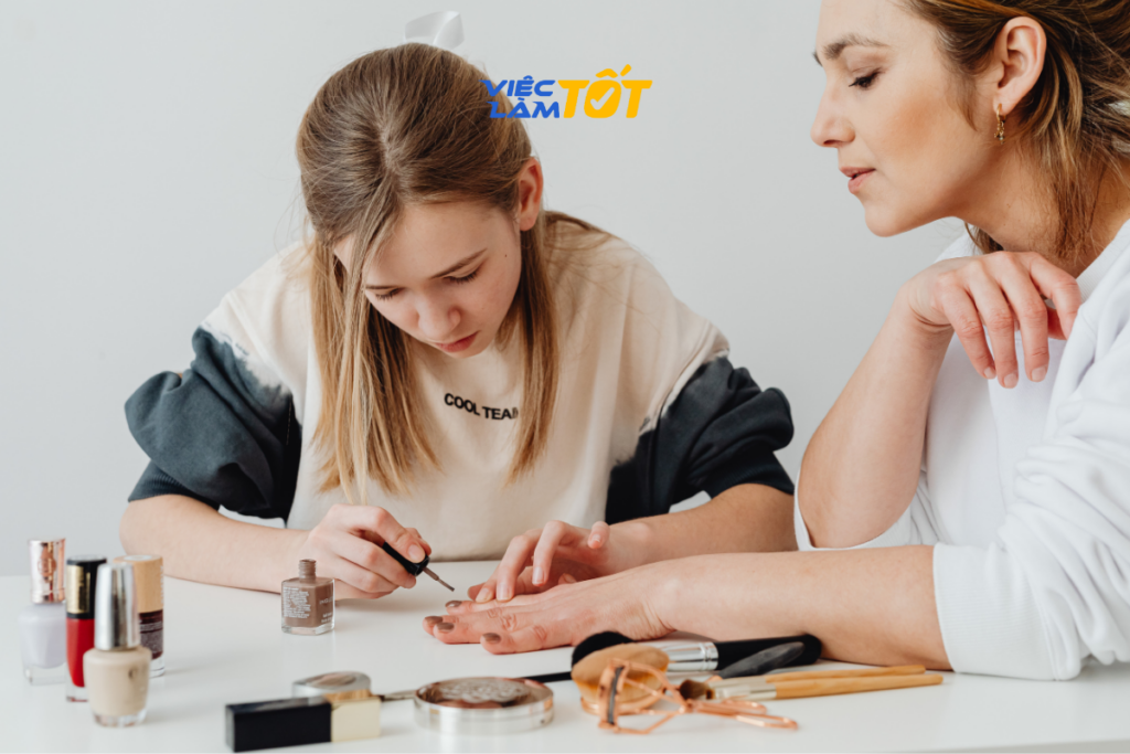 Làm nail là gì? Nghề vẽ móng nghệ thuật đang trở thành xu hướng nghề nghiệp hot với thu nhập cao