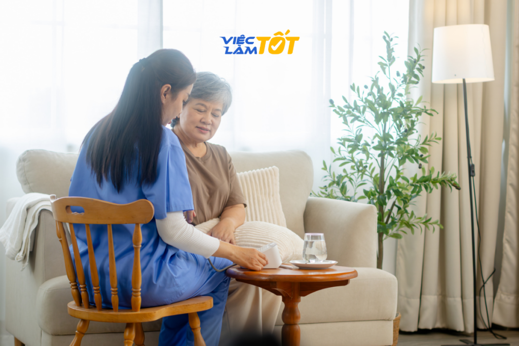 Chăm người già là công việc đòi hỏi sự kết hợp giữa kỹ năng chuyên môn và lòng nhân ái