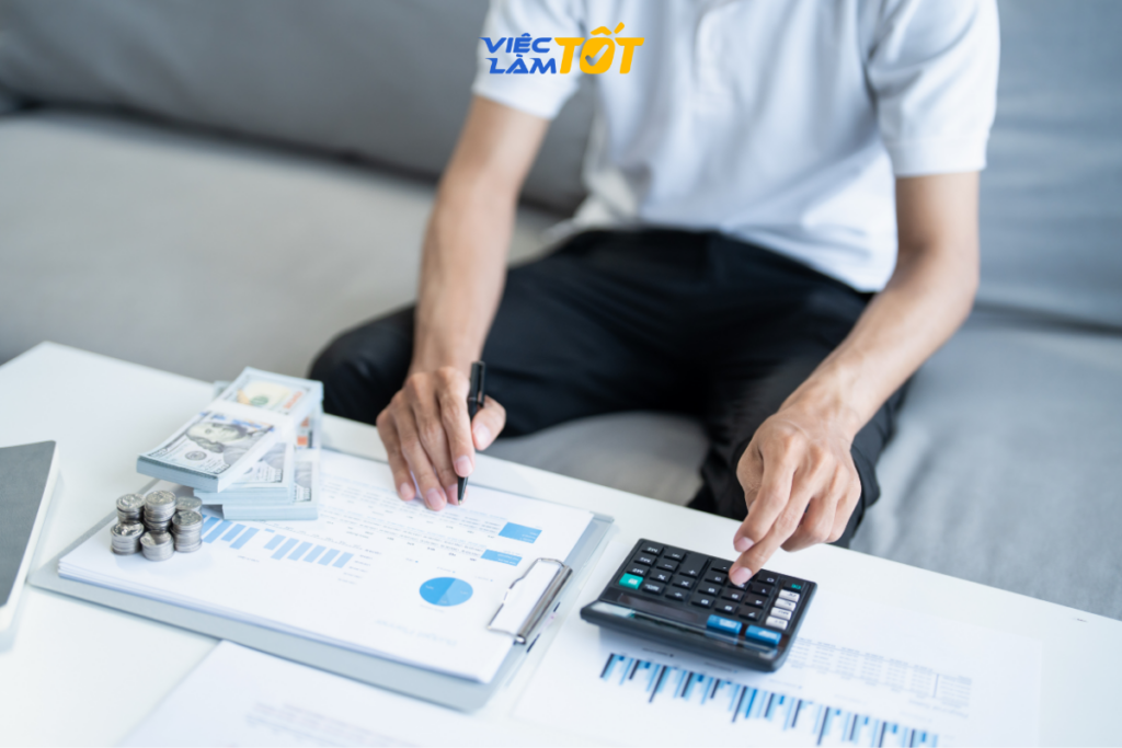 Nhân viên hỗ trợ giải đáp thắc mắc về thuế