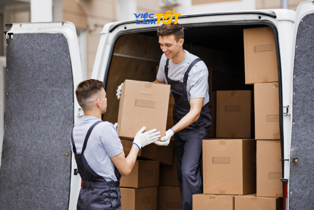 Nhân viên bốc xếp đang vận chuyển máy móc thiết bị 