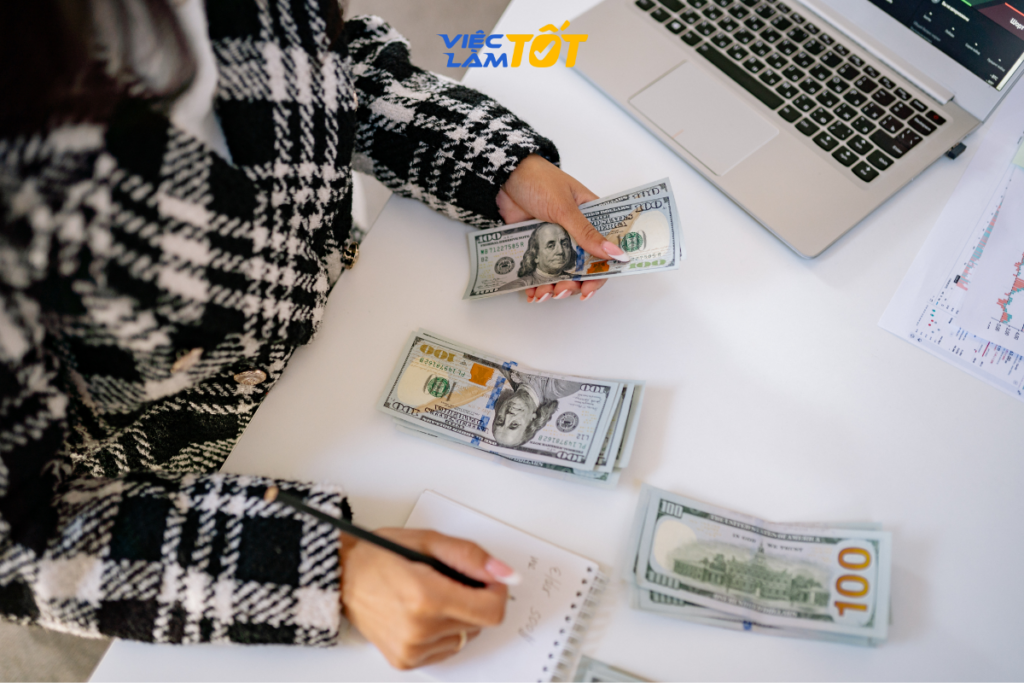 Người lao động đang tìm kiếm việc làm phục vụ lương cao trên điện thoại