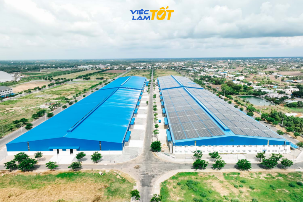 Đội ngũ công nhân lành nghề đang làm việc tại xưởng