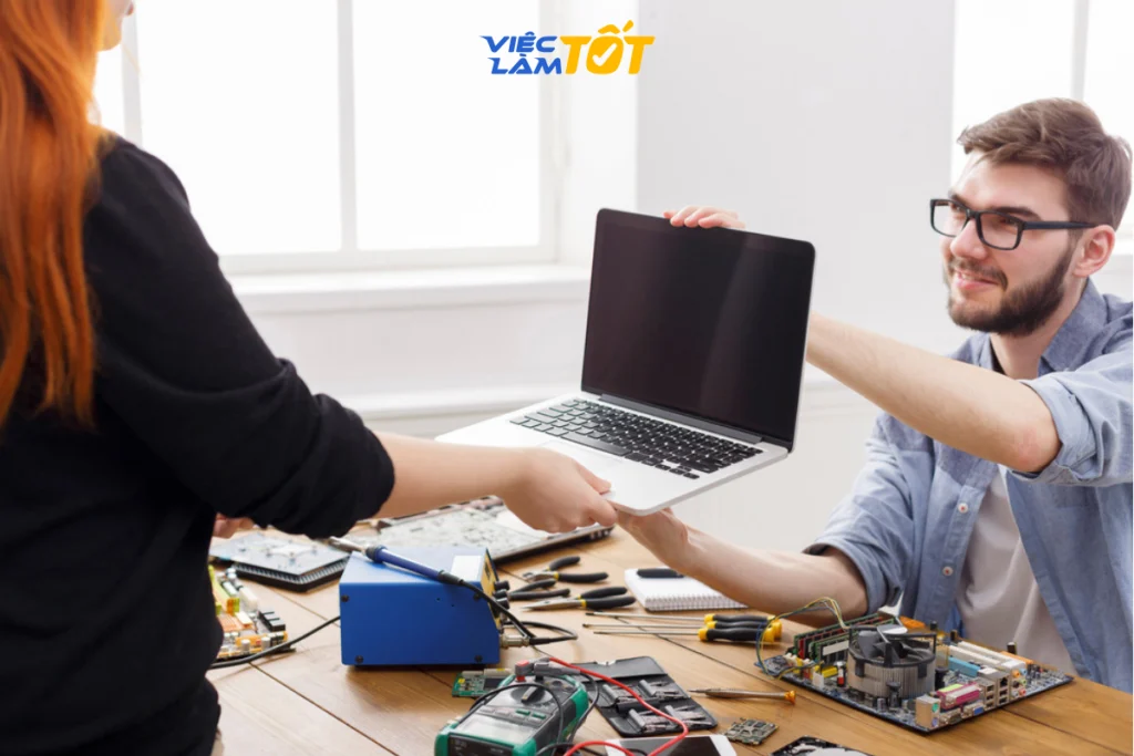 Kỹ năng giao tiếp tốt giúp kỹ thuật viên máy tính gia tăng thu nhập từ việc bán chéo sản phẩm
