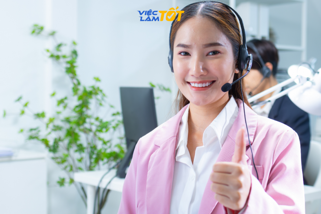 Nhân viên phục vụ hành khách làm việc trong môi trường sân bay hiện đại