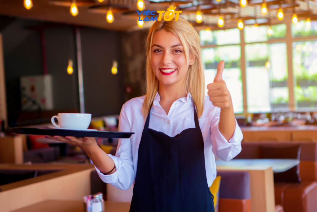Nhân viên phục vụ đang tư vấn menu cho khách nước ngoài