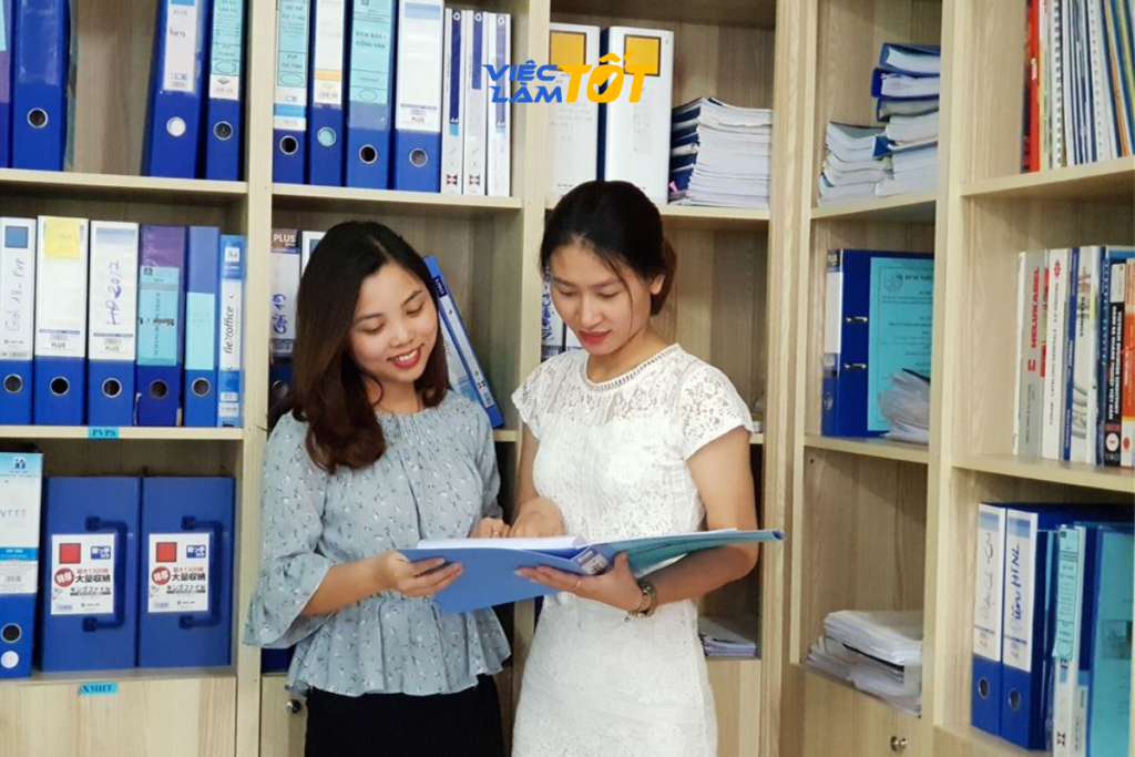 Sắp xếp tài liệu khoa học là nhiệm vụ thường nhật của nhân viên văn phòng