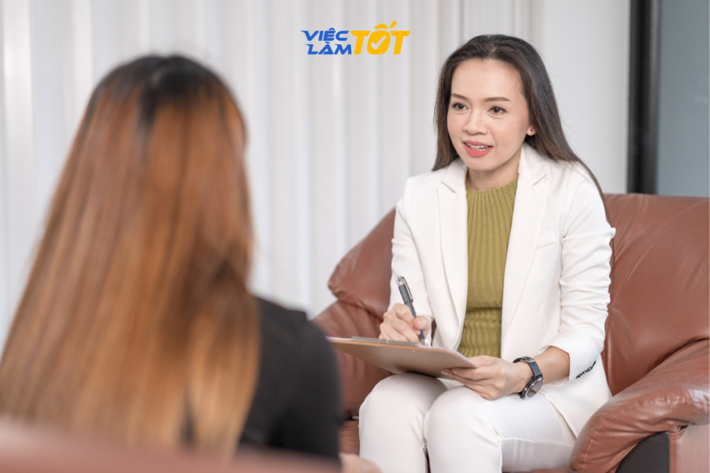 Nhà tuyển dụng ghi chú các ý trả lời của ứng viên