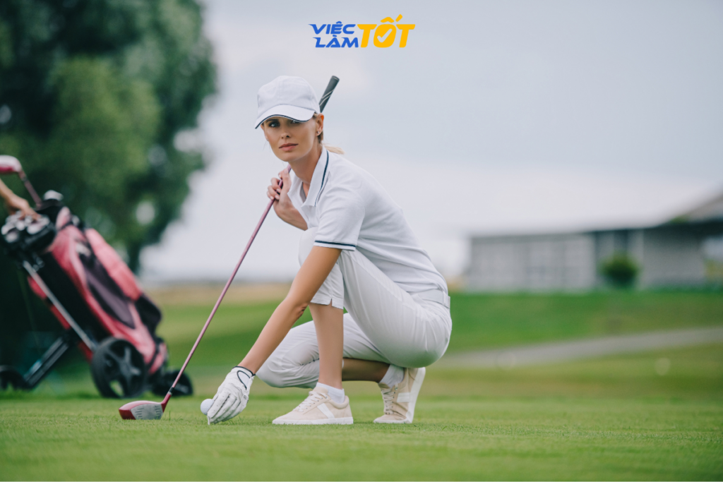 Nhân viên Caddy đang tập trung quan sát hướng bóng giúp golfe
