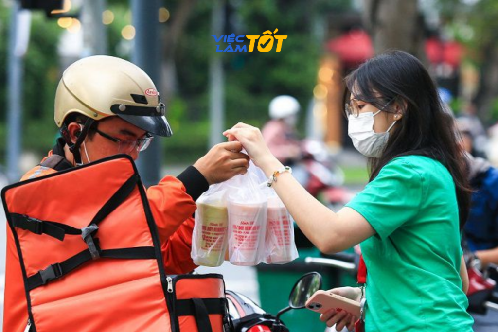 Nghề giao hàng thời vụ thu hút đông đảo lao động tự do nhờ mức thu nhập dựa trên hiệu suất