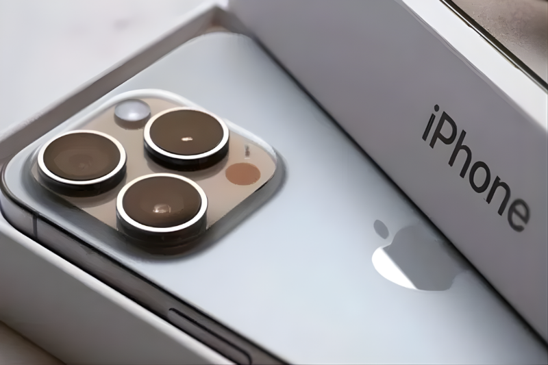 iPhone 16 Pro Max Titan Trắng tinh khiết, biểu tượng phong thủy khởi đầu mới