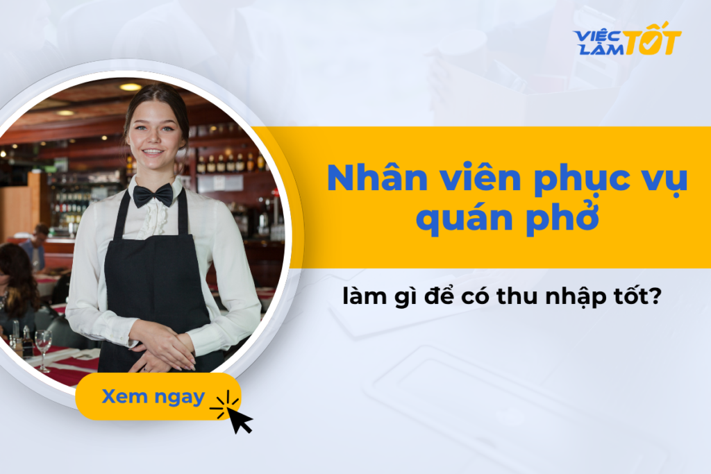 Một nhân viên phục vụ quán phở đang tươi cười bưng bát phở nóng hổi phục vụ khách hàng