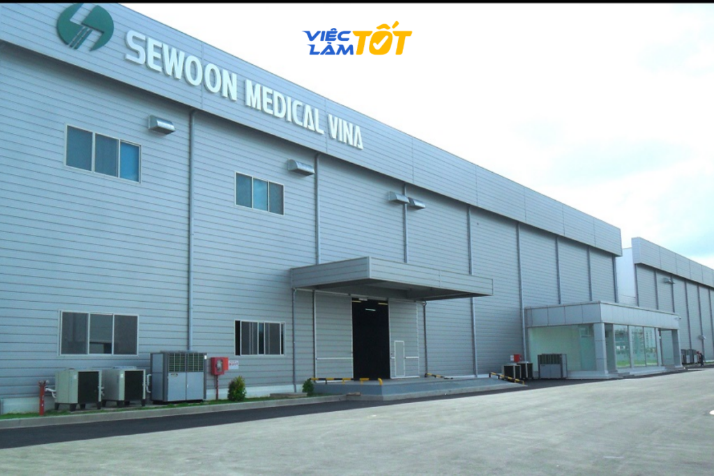 Nhân viên kho đang kiểm tra số lượng hàng hóa trên kệ