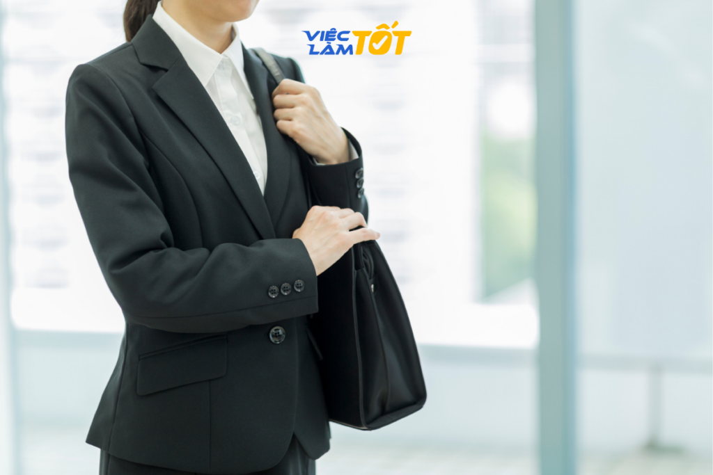 ột Senior đang trình bày dự án chiến lược trước ban lãnh đạo