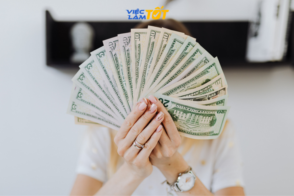 Nhân viên phục vụ đang tư vấn thực đơn một cách chuyên nghiệp cho khách hàng